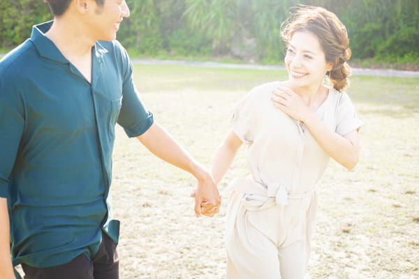 人気の沖縄の天然ビーチで前撮り、フォトウェディングの撮影をします。